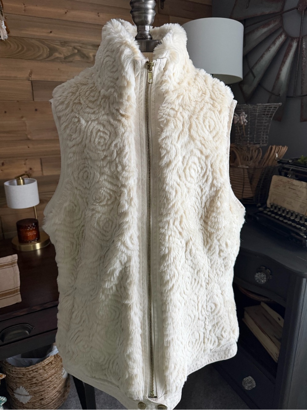 Roz & Ali Cream Faux Fur Vest